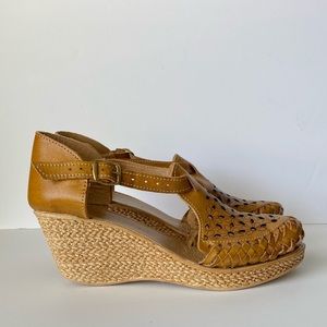 Daisy pattern leather wedges **NEW**